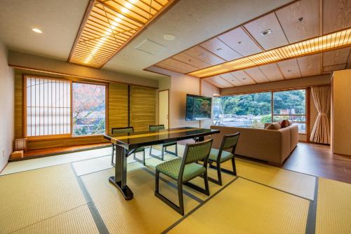 Habitación de estilo japonés - occidental con baño interior y vistas al río del hotel Kajikaso. Foto 2