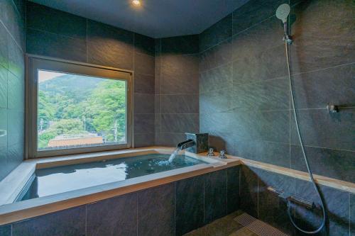 Habitación de estilo japonés - occidental con baño interior y vistas al río del hotel Kajikaso. Foto 4