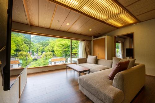 Habitación de estilo japonés - occidental con baño interior y vistas al río del hotel Kajikaso. Foto 5