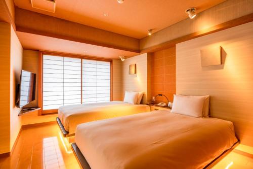 Habitación Familiar con zona de tatami y baño privado al aire libre con vistas al río del hotel Kajikaso. Foto 2