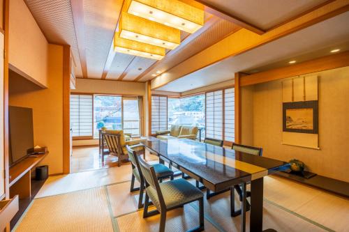Habitación Familiar con zona de tatami y baño privado al aire libre con vistas al río del hotel Kajikaso. Foto 3