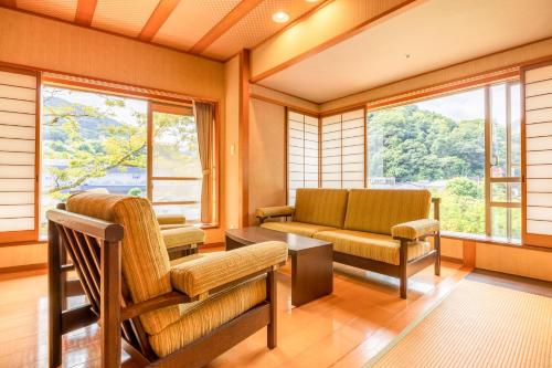Habitación Familiar con zona de tatami y baño privado al aire libre con vistas al río del hotel Kajikaso. Foto 4