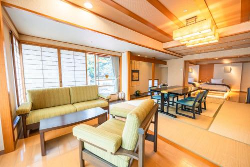 Habitación Familiar con zona de tatami y baño privado al aire libre con vistas al río del hotel Kajikaso. Foto 5