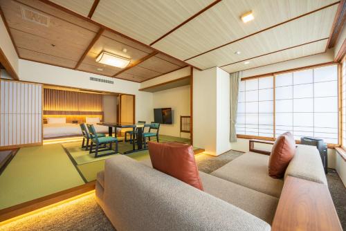 Habitación de estilo japonés - occidental con baño exterior y vistas al río del hotel Kajikaso. Foto 7