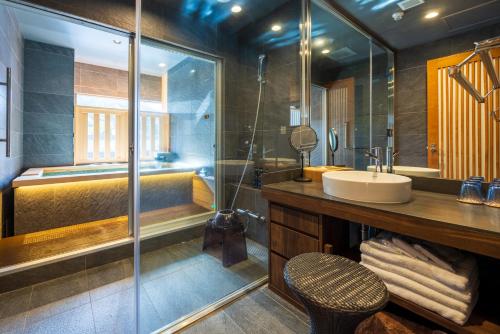 Habitación de estilo japonés - occidental con baño exterior y vistas al río del hotel Kajikaso. Foto 8