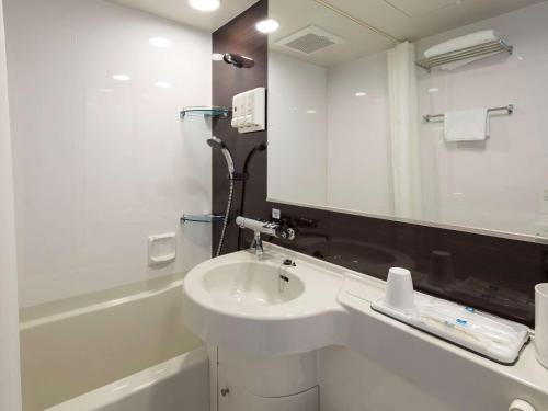 Habitación doble Estándar con 2 camas y 1 cama supletoria - No fumadores del hotel Comfort Osaka Shinsaibashi