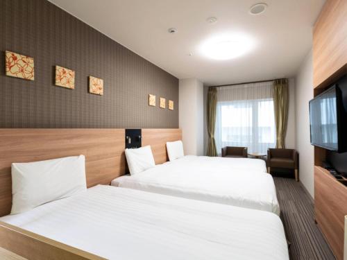 Habitación doble Estándar con 2 camas y 1 cama supletoria - No fumadores del hotel Comfort Osaka Shinsaibashi. Foto 1