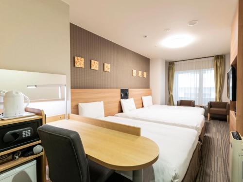 Habitación doble Estándar con 2 camas y 1 cama supletoria - No fumadores del hotel Comfort Osaka Shinsaibashi. Foto 2