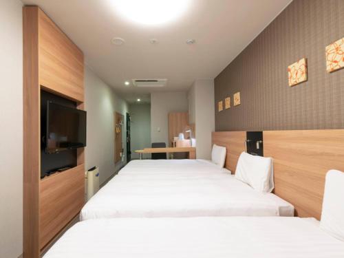 Habitación doble Estándar con 2 camas y 1 cama supletoria - No fumadores del hotel Comfort Osaka Shinsaibashi. Foto 4