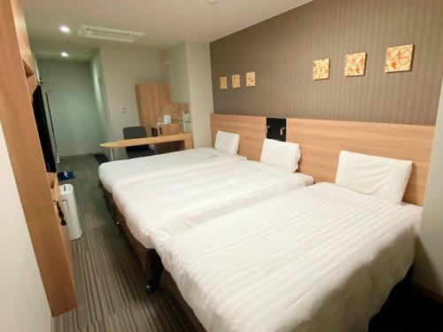 Habitación doble Estándar con 2 camas y 1 cama supletoria - No fumadores del hotel Comfort Osaka Shinsaibashi. Foto 5