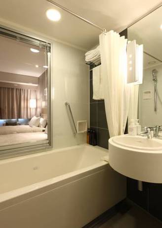 Habitación Cuádruple - No fumadores del hotel Holiday Inn Osaka Namba. Foto 1