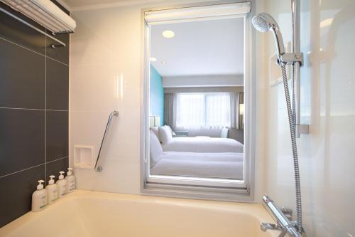 Habitación Doble Estándar con cama supletoria - No fumadores - 2 camas del hotel Holiday Inn Osaka Namba. Foto 6