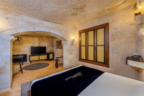 Habitación Cueva del hotel Stone House Cave. Foto 2