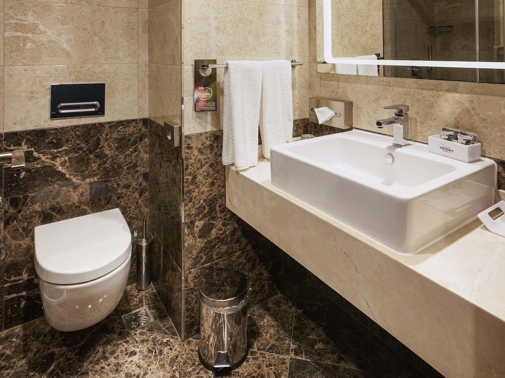 Habitación superior con 2 camas individuales del hotel Mercure Istanbul Bakirkoy. Foto 3