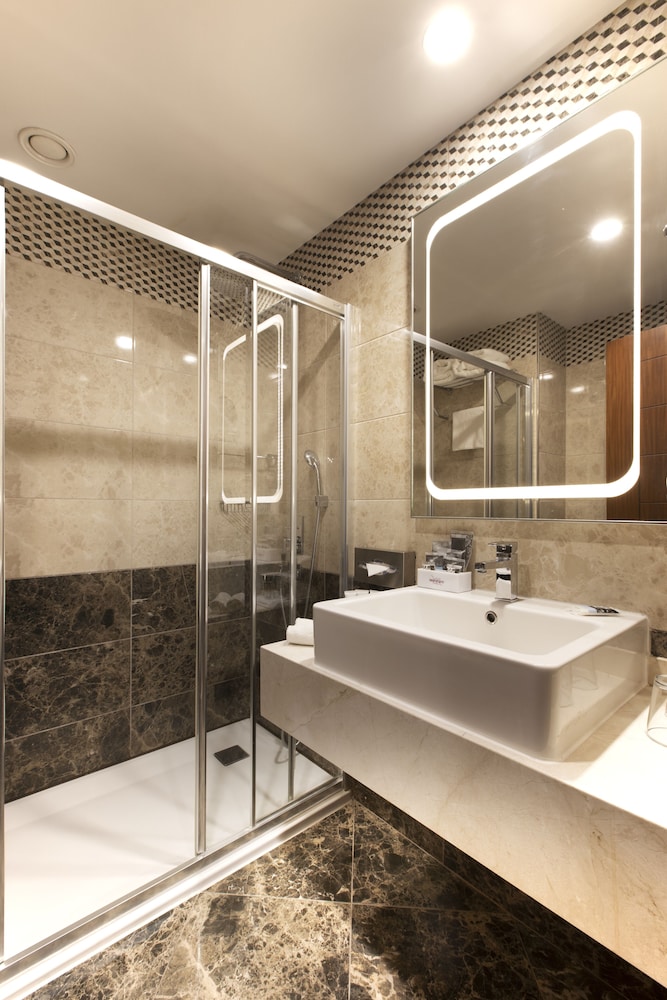 Habitación superior con 2 camas individuales del hotel Mercure Istanbul Bakirkoy. Foto 5