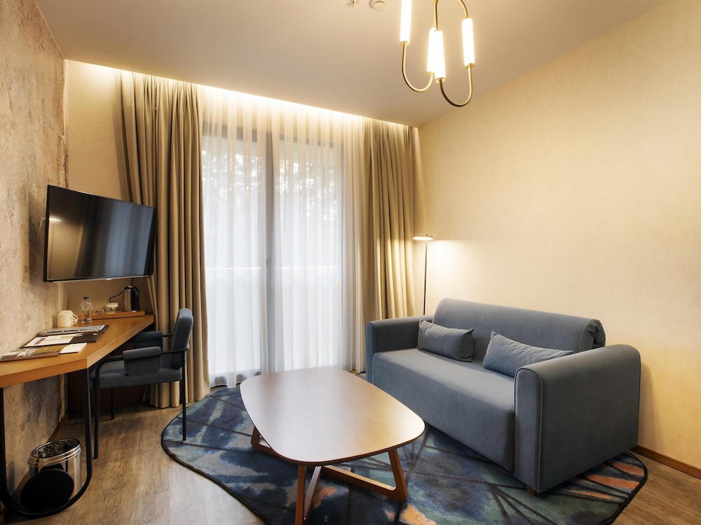 Suite Junior con 1 cama doble y Sofá del hotel Mercure Istanbul Bakirkoy. Foto 2