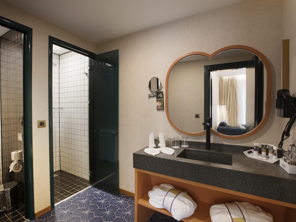Suite Junior con 1 cama doble y Sofá del hotel Mercure Istanbul Bakirkoy. Foto 3