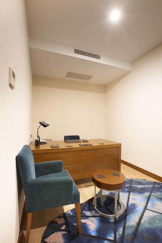 Suite Junior con 1 cama doble y Sofá del hotel Mercure Istanbul Bakirkoy. Foto 6