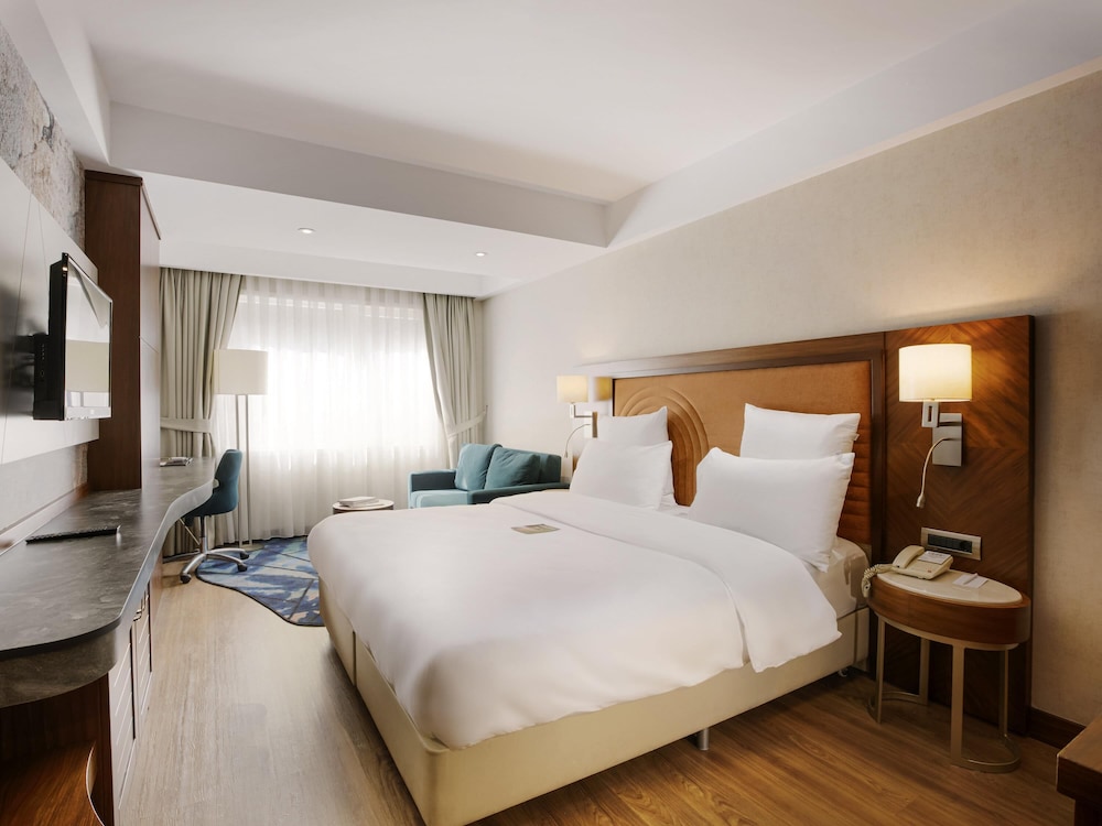 Habitación familiar Superior con vistas al jardín y 1 cama doble o 1 cama doble y sofá del hotel Mercure Istanbul Bakirkoy. Foto 3