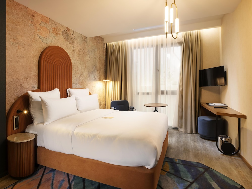 Habitación familiar Superior con vistas al jardín y 1 cama doble o 1 cama doble y sofá del hotel Mercure Istanbul Bakirkoy. Foto 4