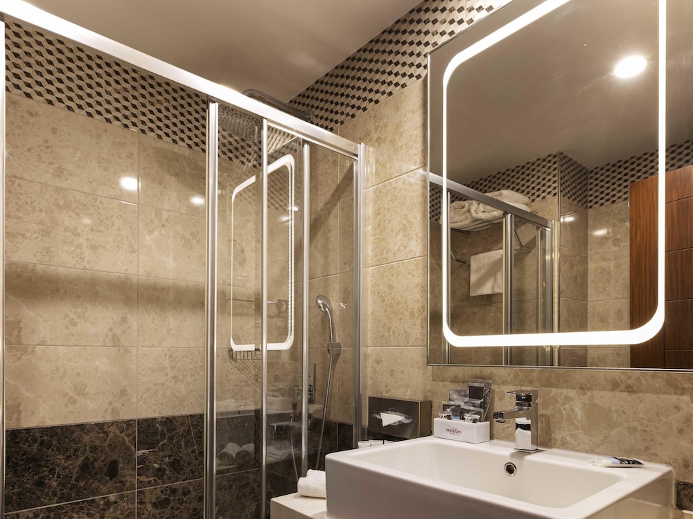 Habitación familiar Superior con vistas al jardín y 1 cama doble o 1 cama doble y sofá del hotel Mercure Istanbul Bakirkoy. Foto 6
