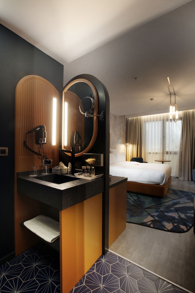 Habitación familiar Superior con vistas al jardín y 1 cama doble o 1 cama doble y sofá del hotel Mercure Istanbul Bakirkoy. Foto 11