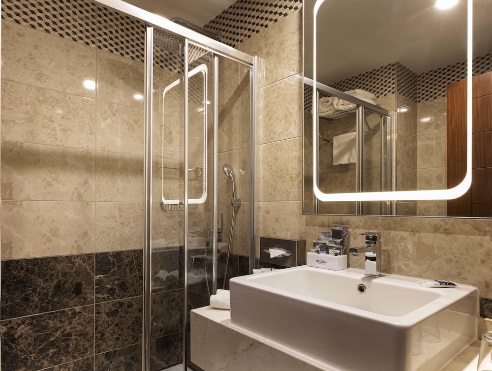 Habitación Deluxe con 1 cama doble del hotel Mercure Istanbul Bakirkoy. Foto 3