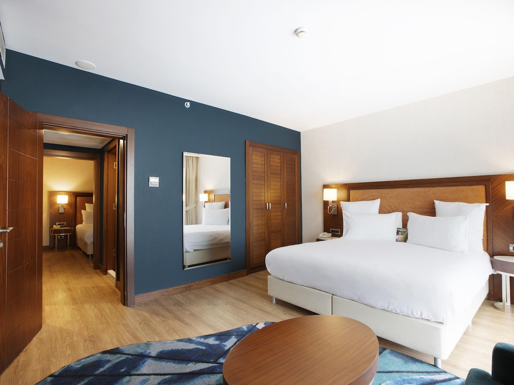 Habitación suite familiar con 1 cama doble y 2 camas individuales del hotel Mercure Istanbul Bakirkoy