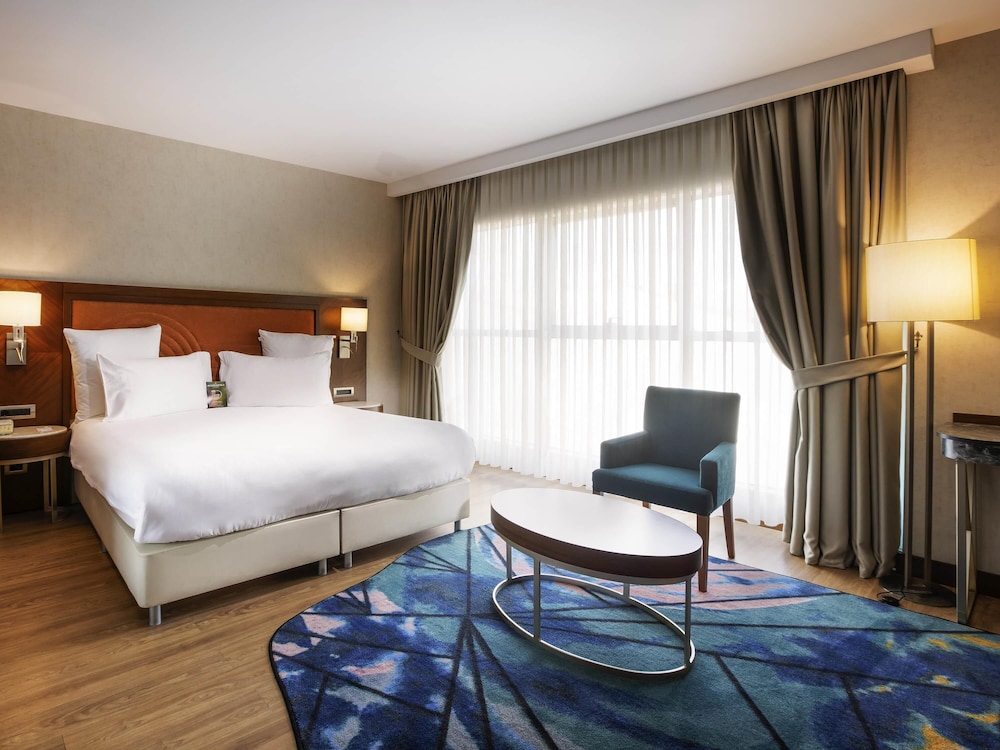 Habitación suite familiar con 1 cama doble y 2 camas individuales del hotel Mercure Istanbul Bakirkoy. Foto 3