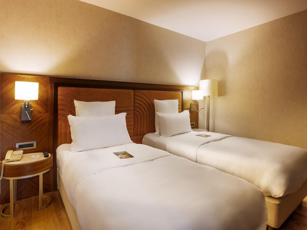 Habitación suite familiar con 1 cama doble y 2 camas individuales del hotel Mercure Istanbul Bakirkoy. Foto 4