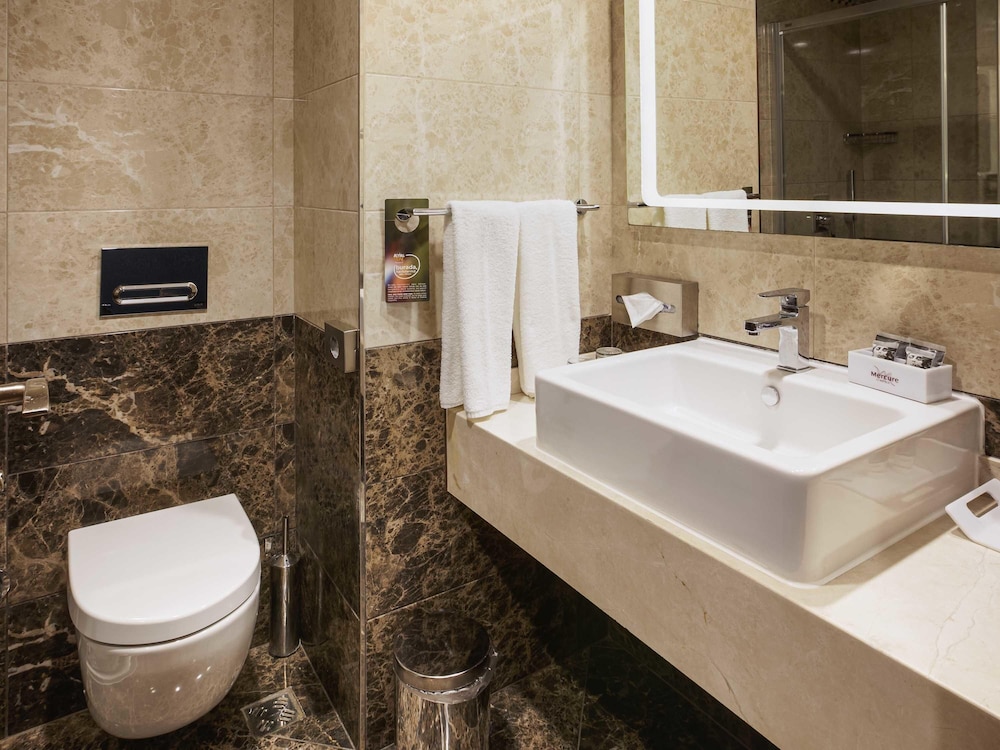Habitación suite familiar con 1 cama doble y 2 camas individuales del hotel Mercure Istanbul Bakirkoy. Foto 5