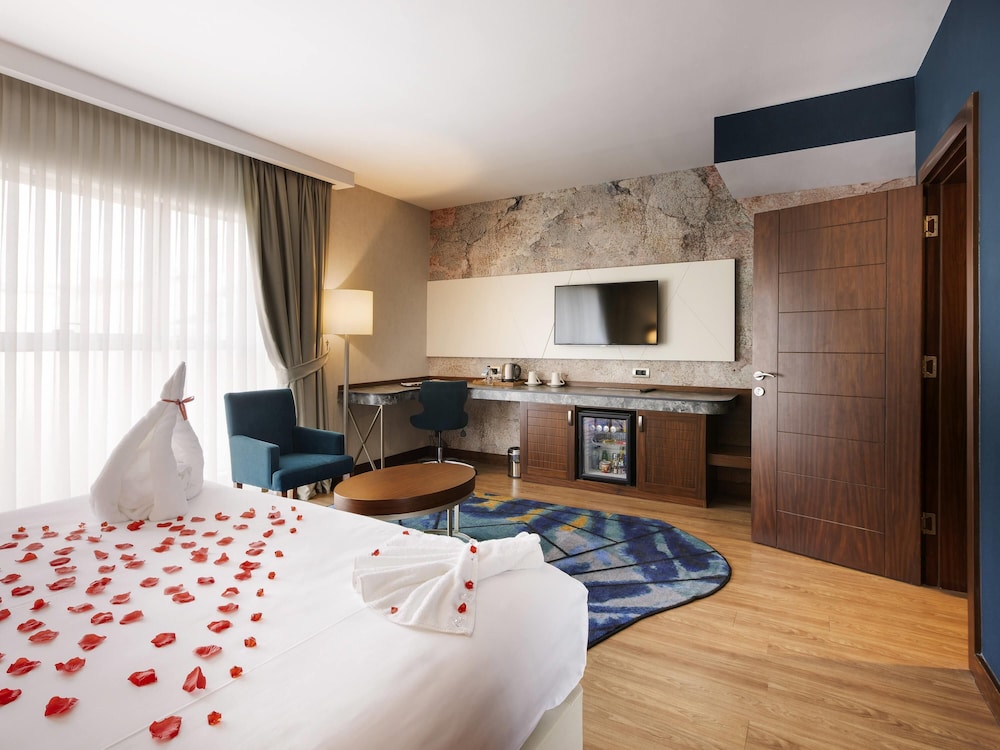 Habitación suite familiar con 1 cama doble y 2 camas individuales del hotel Mercure Istanbul Bakirkoy. Foto 6