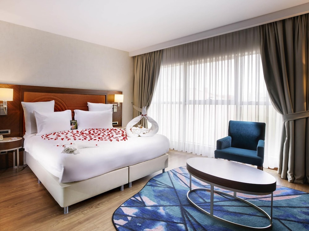 Habitación suite familiar con 1 cama doble y 2 camas individuales del hotel Mercure Istanbul Bakirkoy. Foto 9
