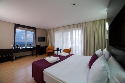 Habitación Doble Deluxe con vistas al mar del hotel The Beyaz Saray and Spa. Foto 3