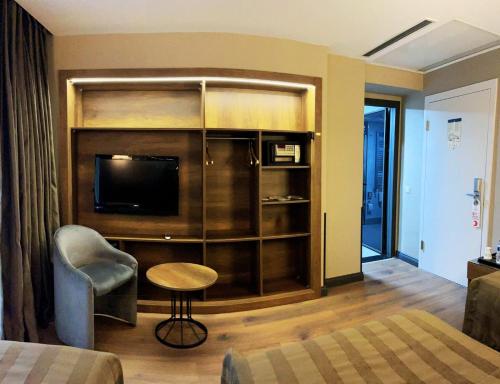 Habitación Triple Estándar con vistas al atrio del hotel The Beyaz Saray and Spa. Foto 2
