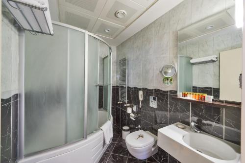 Suite Familiar con vistas a la ciudad del hotel The Beyaz Saray and Spa. Foto 3