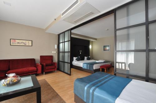 Suite Familiar con vistas a la ciudad del hotel The Beyaz Saray and Spa. Foto 4