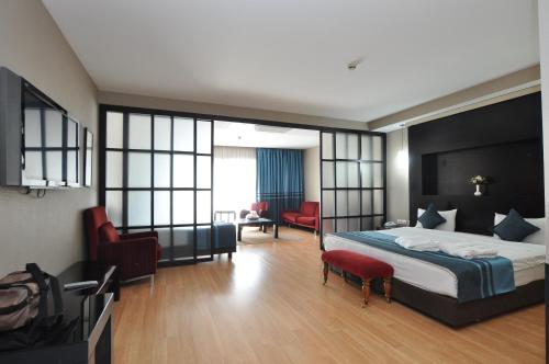 Suite Familiar con vistas a la ciudad del hotel The Beyaz Saray and Spa. Foto 6