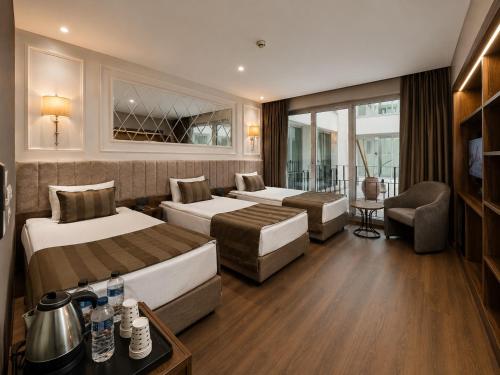 Habitación Triple Estándar con vistas al atrio del hotel The Beyaz Saray and Spa. Foto 2