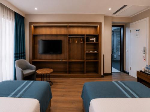 Habitación Triple Estándar con vistas al atrio del hotel The Beyaz Saray and Spa. Foto 4