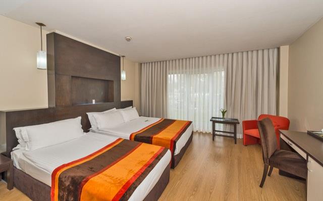 Habitación familiar con vistas a la ciudad del hotel The Beyaz Saray and Spa. Foto 10