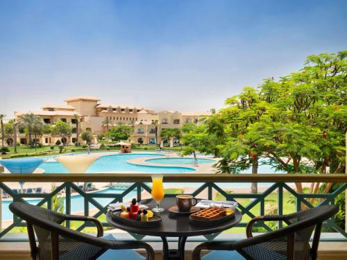 Habitación Doble Clásica con vistas a la piscina - 2 camas del hotel Movenpick Cairo Media City. Foto 1