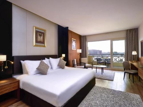 Habitación Executive Media con vistas a la ciudad - 1 cama extragrande del hotel Movenpick Cairo Media City