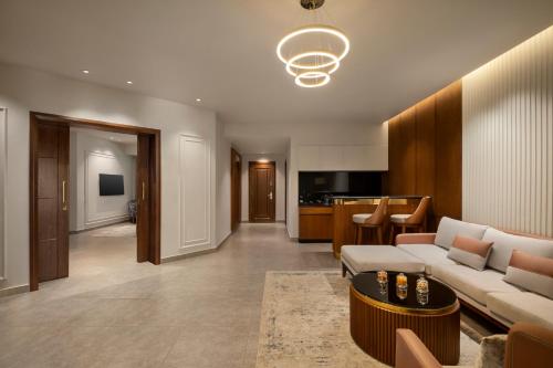Suite Premier del hotel Movenpick Cairo Media City. Foto 1