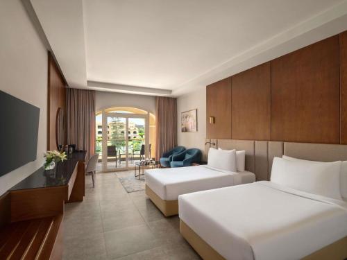 Habitación Premier con 2 camas individuales del hotel Movenpick Cairo Media City. Foto 1