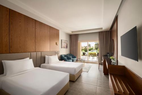 Habitación Premier con 2 camas individuales del hotel Movenpick Cairo Media City. Foto 2