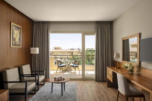 Executive Suite Pool & Garden View del hotel Movenpick Cairo Media City. Foto 2