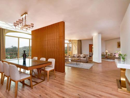 Suite Presidencial con vistas a la piscina del hotel Movenpick Cairo Media City. Foto 1