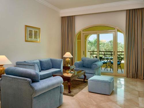 Suite Junior con vistas a la piscina del hotel Movenpick Cairo Media City. Foto 2
