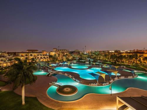 Habitación Doble Executive con vistas a la piscina y al jardín - 2 camas del hotel Movenpick Cairo Media City. Foto 4